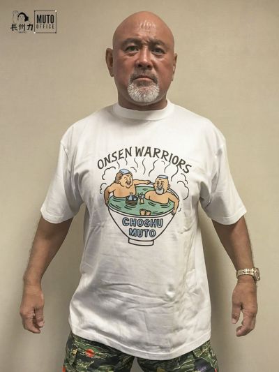 ≪30%OFF≫【長州力×武藤敬司】<br>“ONSEN WARRIORS” プリントTシャツ≪返品・取寄対応不可≫