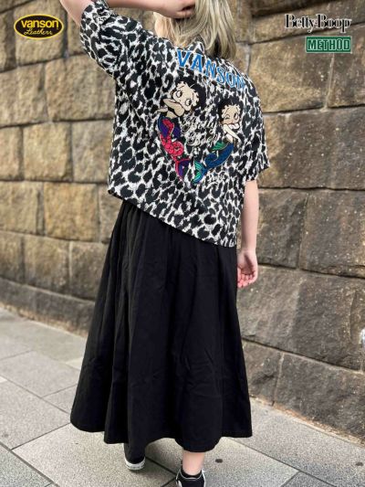 ≪30%OFF≫【VANSON×BETTY BOOP】<br>“マーメイドベティ”刺繍入りフェイクレイヤード半袖ワンピース〔別注〕≪返品・取寄対応不可≫