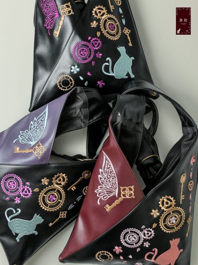 ≪50%OFF≫【雅結 -YuU-】<br>“猫又と羽を持つ鍵” 2WAY三角ショルダートート≪返品・取寄対応不可≫