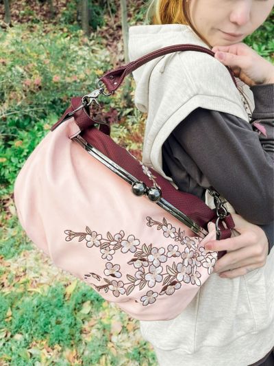 ≪20%OFF≫【雅結】<br>枝垂れ桜刺繍 配色切替がま口バッグ≪返品・取寄対応不可≫