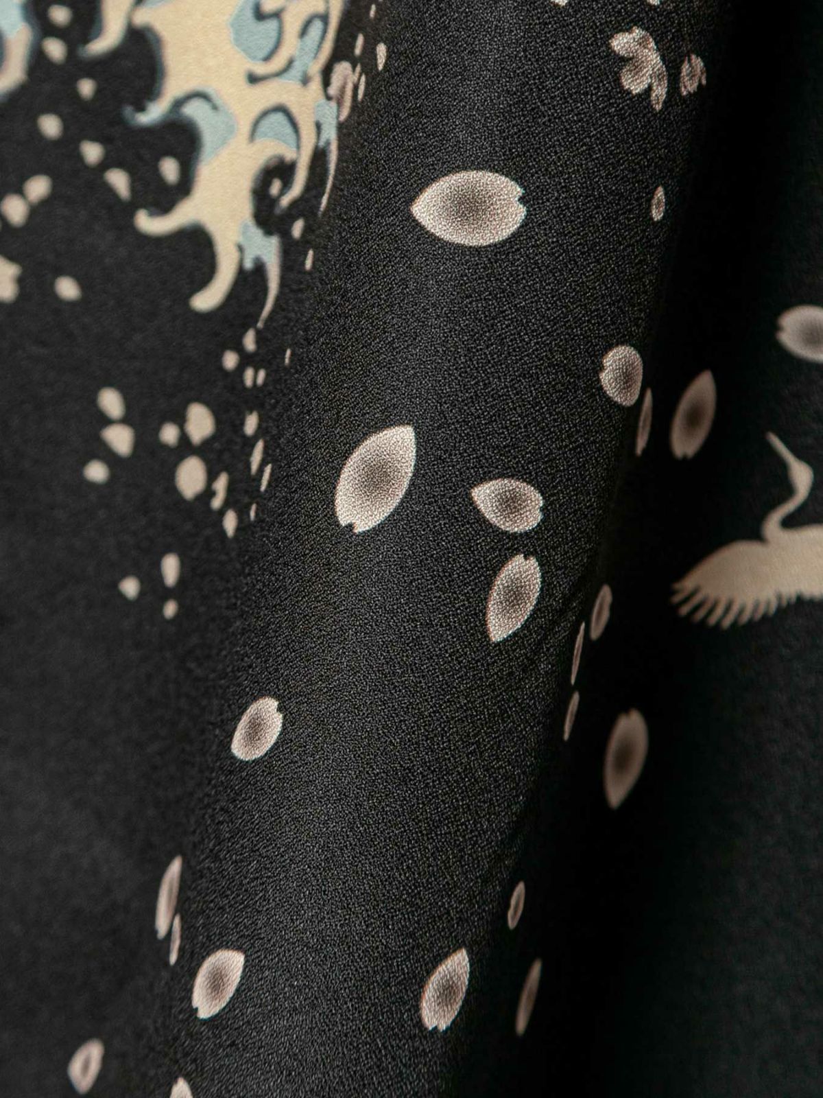 【絡繰魂・粋】“黒檀 荒波桜”鬼ちりめん生地アロハシャツ