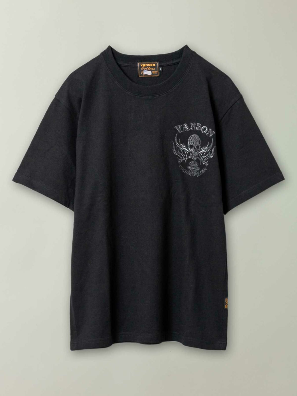 【VANSON】“スカルファイヤー”モノトーン刺繍Tシャツ