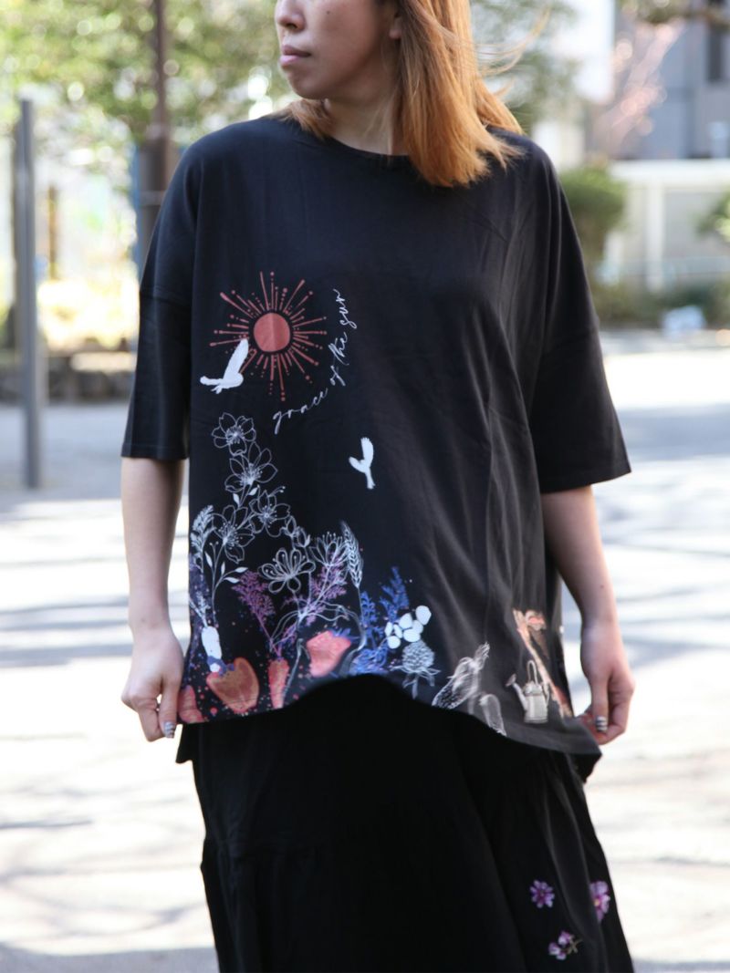 ＜予約＞【黒菟華】“太陽の恵み”刺繍入りアシンメトリーTシャツ