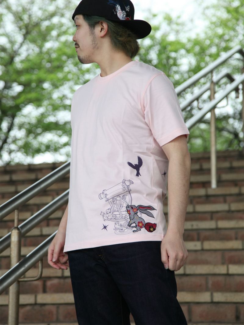 【黒菟華】“surveying instrument”プリントTシャツ