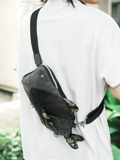 ≪20%OFF≫【雅結】<br>“ジンベエザメ”金襴織物遣い縦型ボディバッグ≪返品・取寄対応不可≫