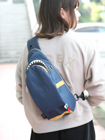 【MORN CREATIONS】<br>“シャーク”スリングバッグ ＜コンビカラー＞