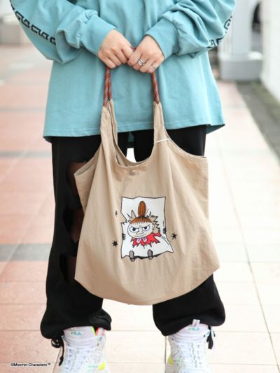 【MOOMIN】<br>“リトルミイ＆スナフキン＆ニョロニョロ”撥水加工ナイロン総刺繍トートバッグ