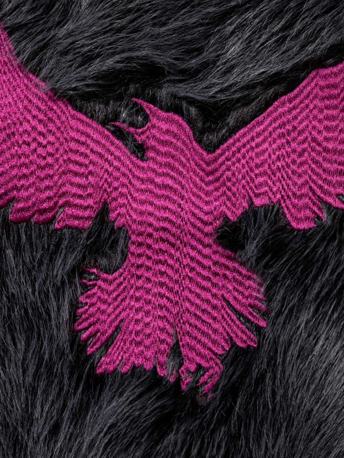 【DAKU】<br>“カラス”総刺繍フェイクファーパーカー