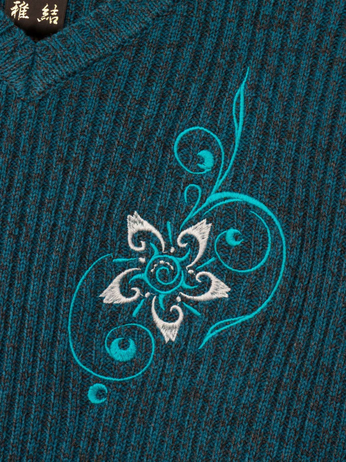 【雅結】<br>トライバル桜刺繍 Vネックリブニット