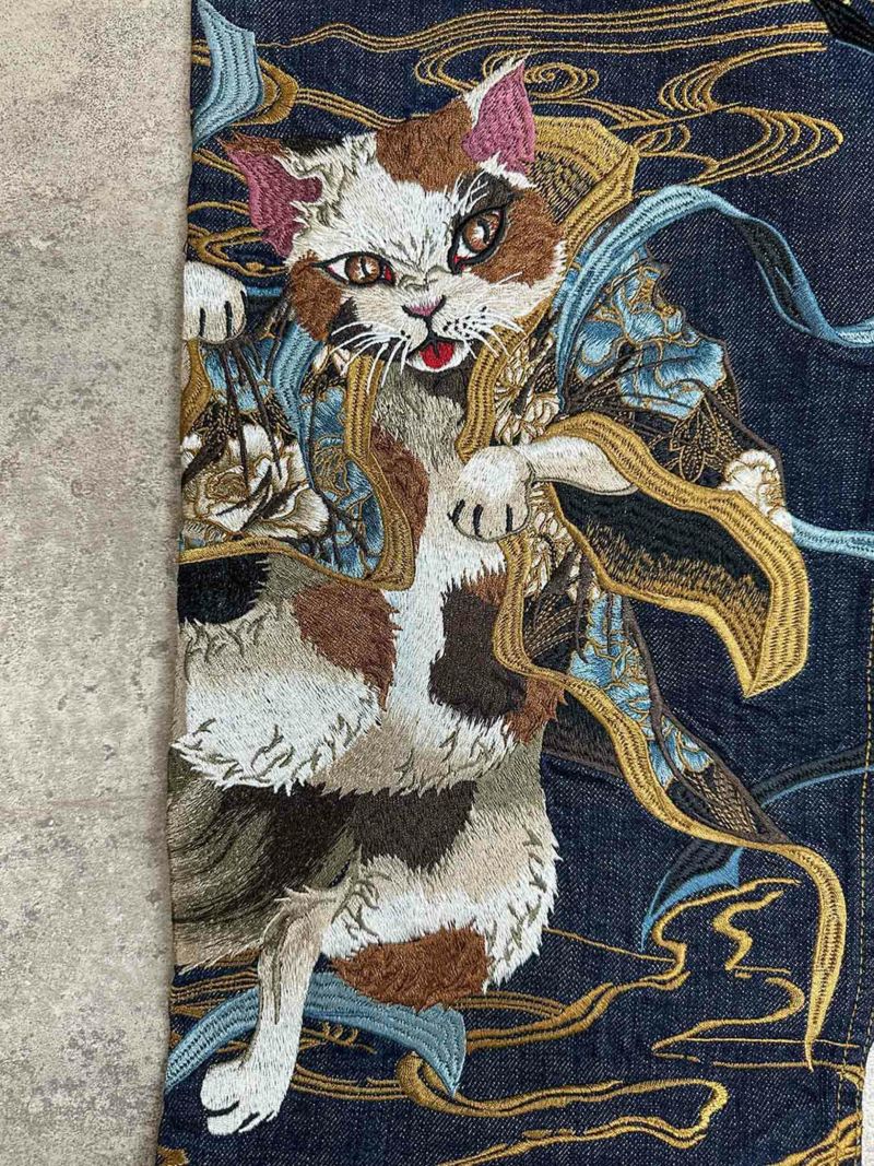 【絡繰魂・粋】“猫又羽衣”総刺繍デニムパンツ