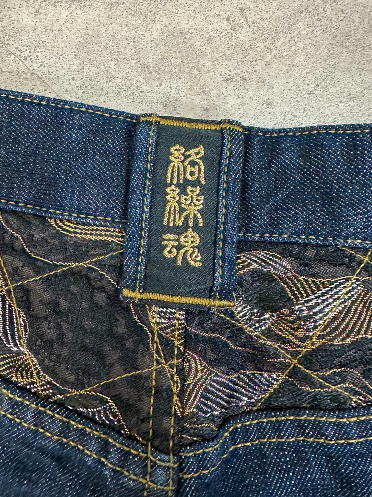 【絡繰魂・粋】“猫又羽衣”総刺繍デニムパンツ