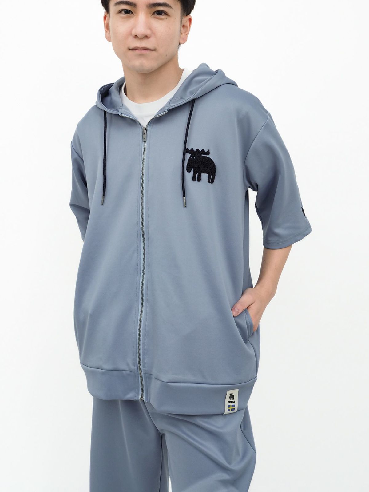 【moz】エルクサガラ刺繍入りジャージ素材 半袖ZIPパーカー〔別注〕