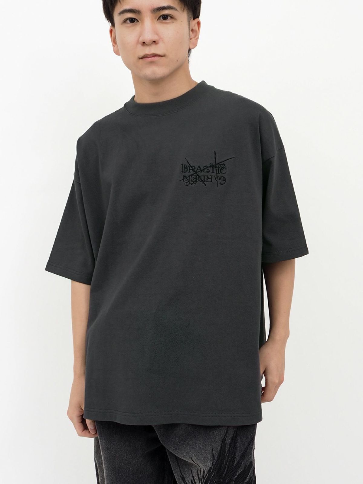 【DRASTIC GARDEN】“フェザーダリア”総刺繍Tシャツ