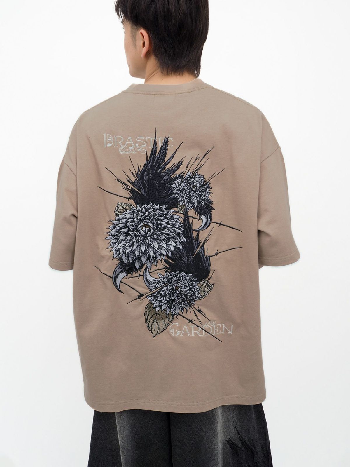 【DRASTIC GARDEN】“フェザーダリア”総刺繍Tシャツ