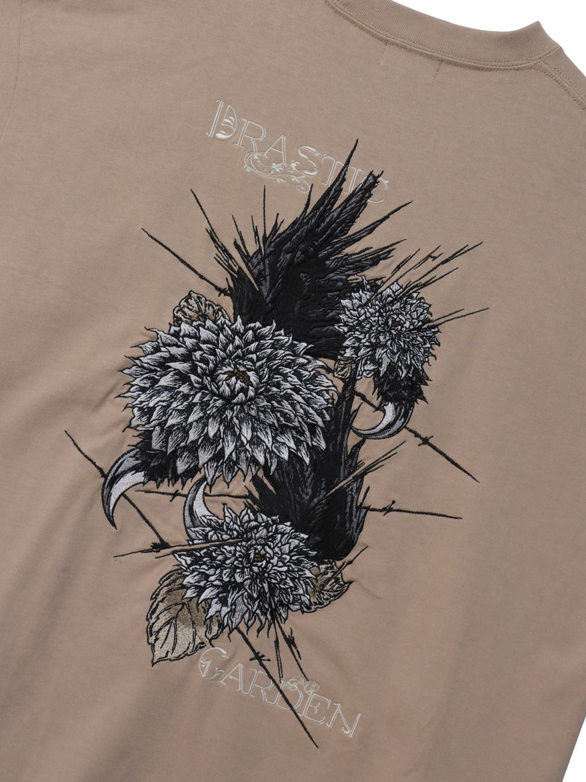 【DRASTIC GARDEN】“フェザーダリア”総刺繍Tシャツ