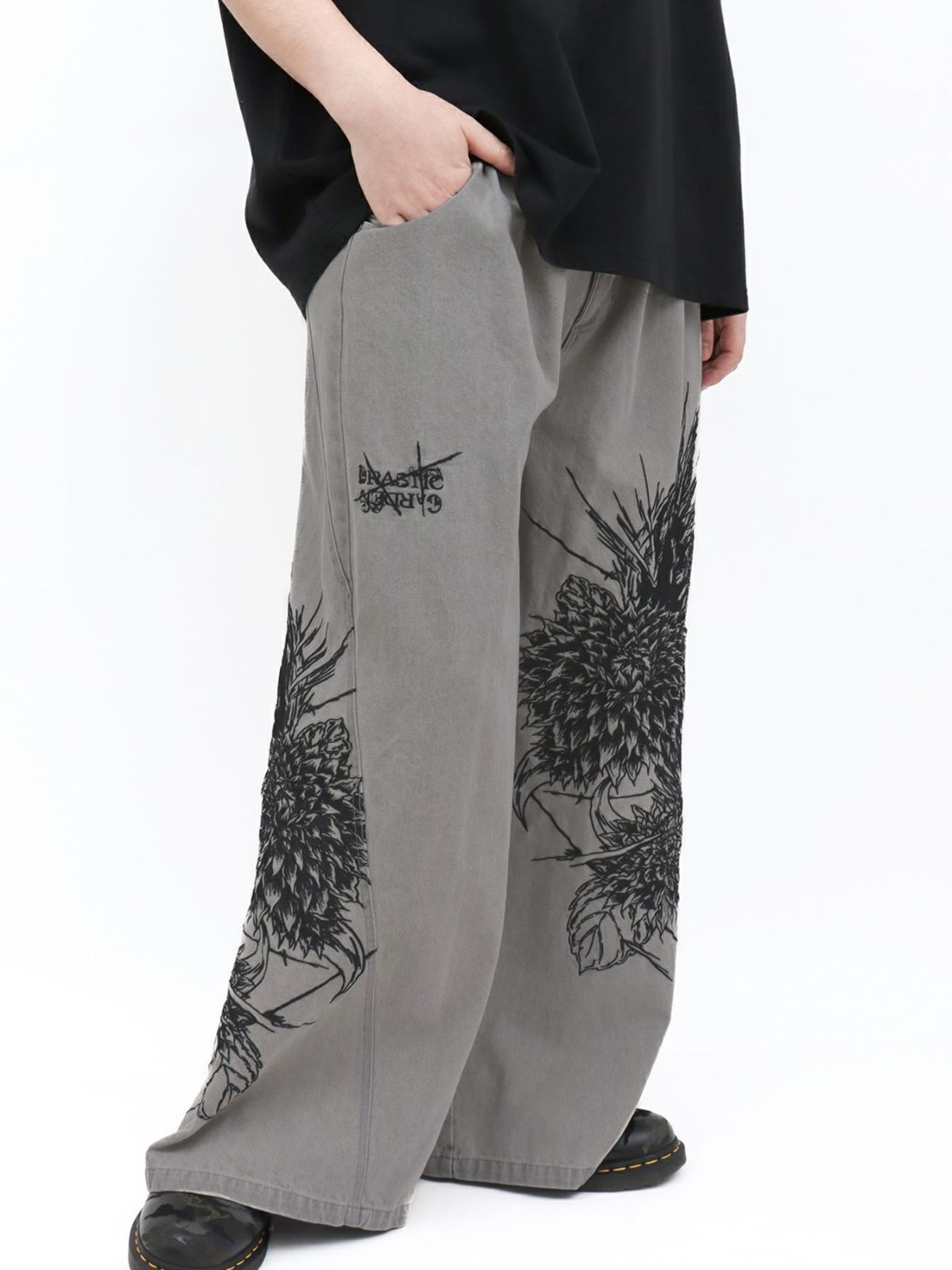 【DRASTIC GARDEN】“フェザーダリア”総刺繍デニムバギーパンツ