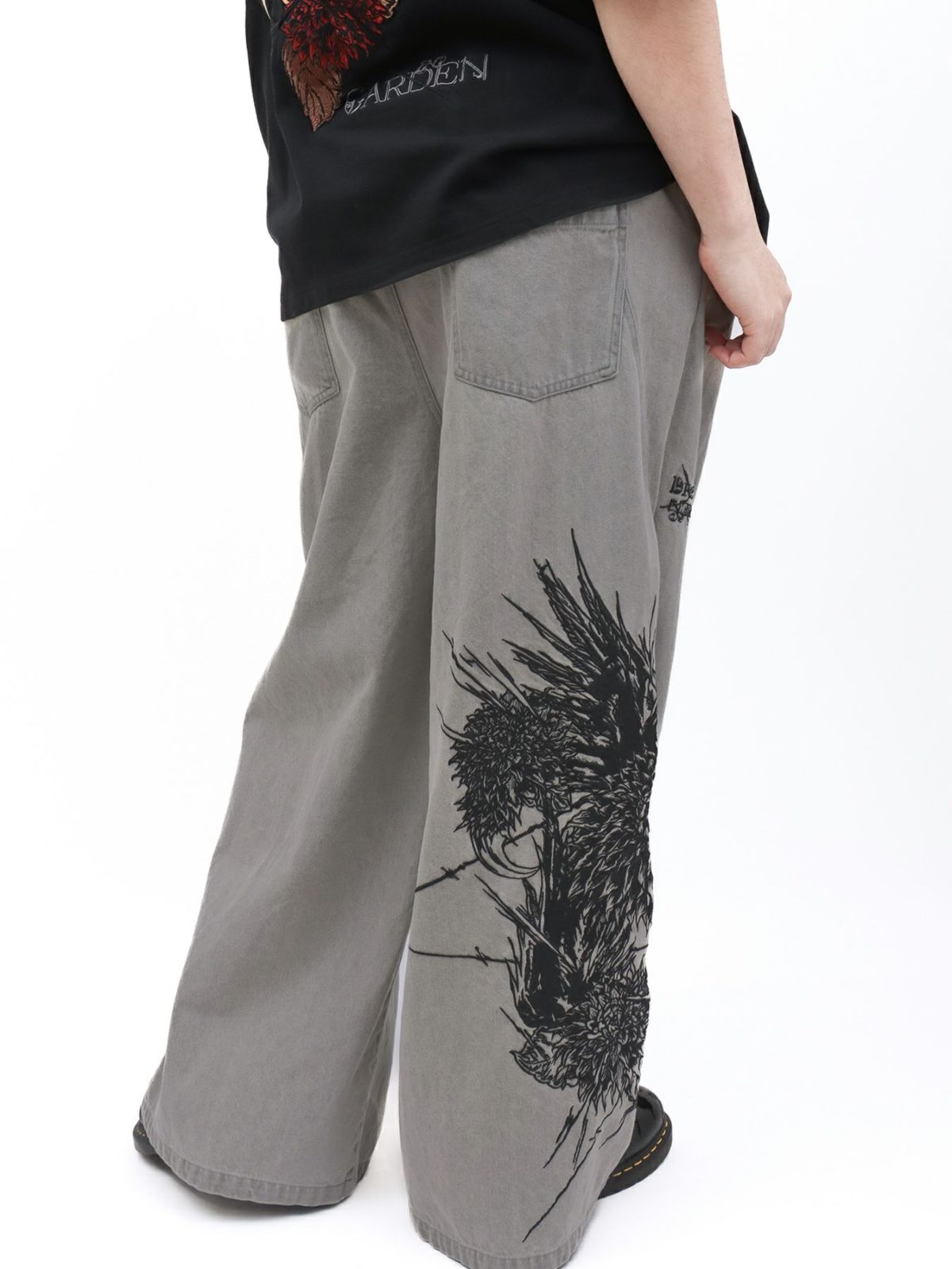 【DRASTIC GARDEN】“フェザーダリア”総刺繍デニムバギーパンツ