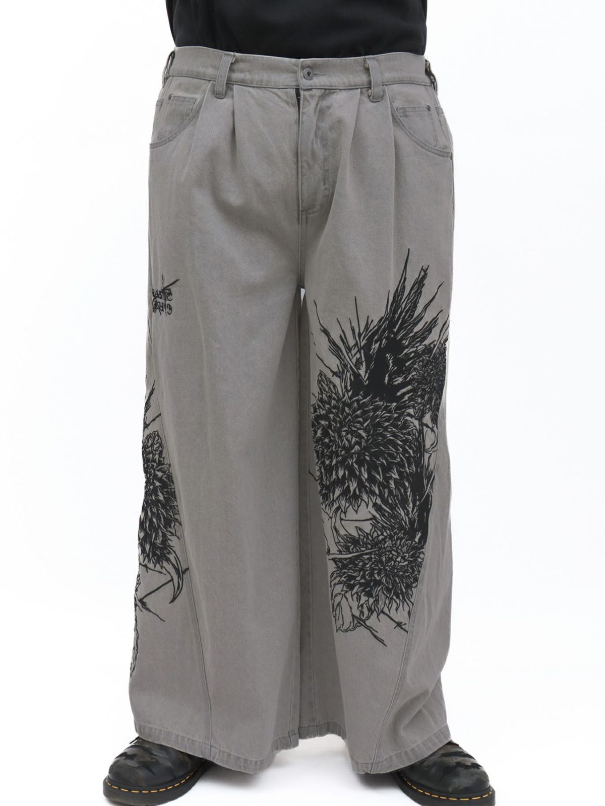 【DRASTIC GARDEN】“フェザーダリア”総刺繍デニムバギーパンツ