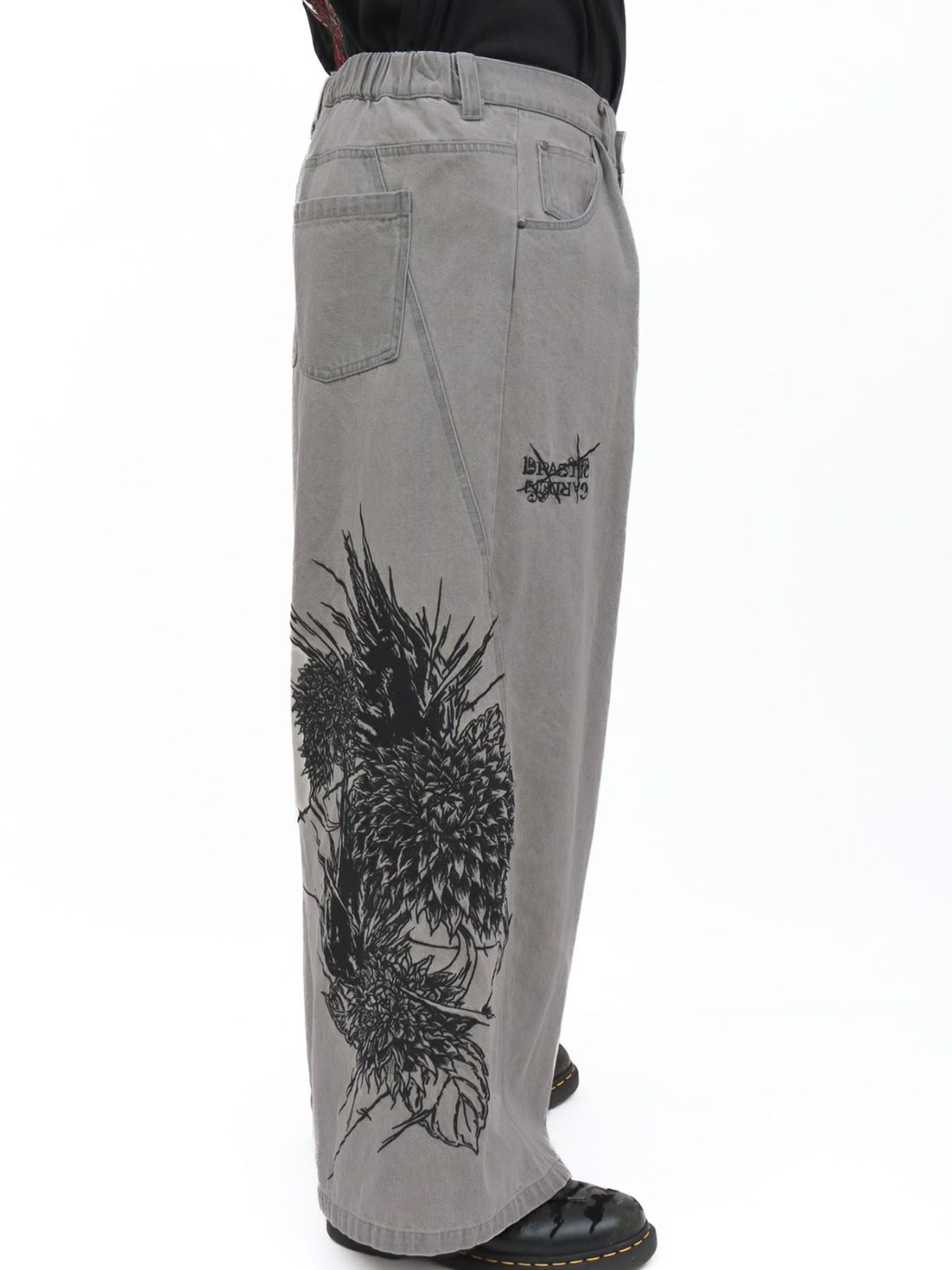 【DRASTIC GARDEN】“フェザーダリア”総刺繍デニムバギーパンツ