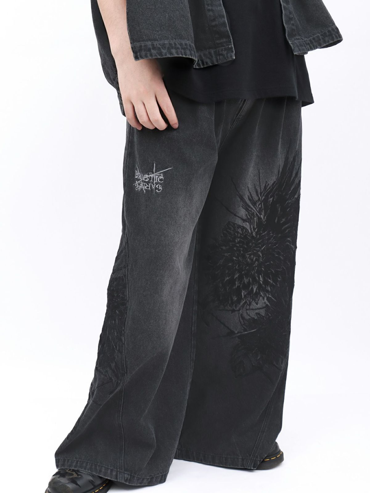 【DRASTIC GARDEN】“フェザーダリア”総刺繍デニムバギーパンツ