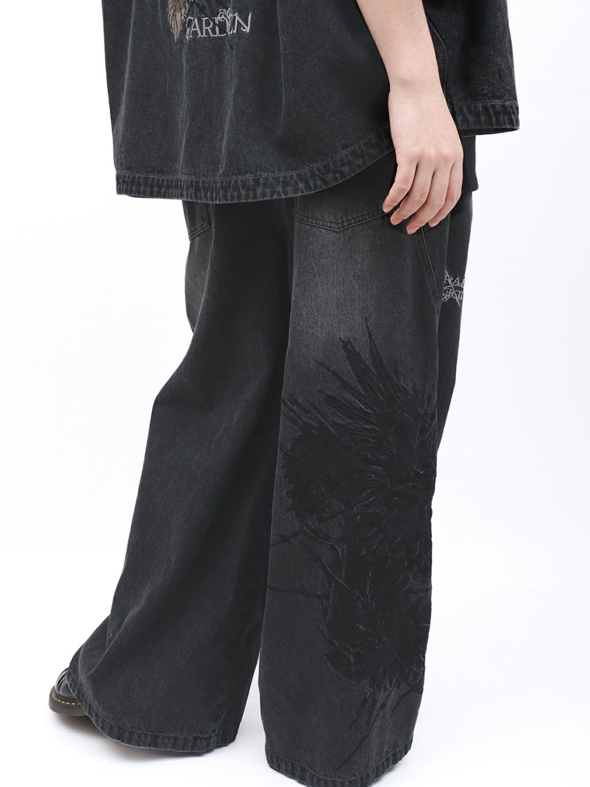 【DRASTIC GARDEN】“フェザーダリア”総刺繍デニムバギーパンツ