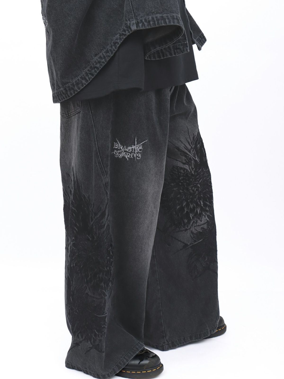 【DRASTIC GARDEN】“フェザーダリア”総刺繍デニムバギーパンツ