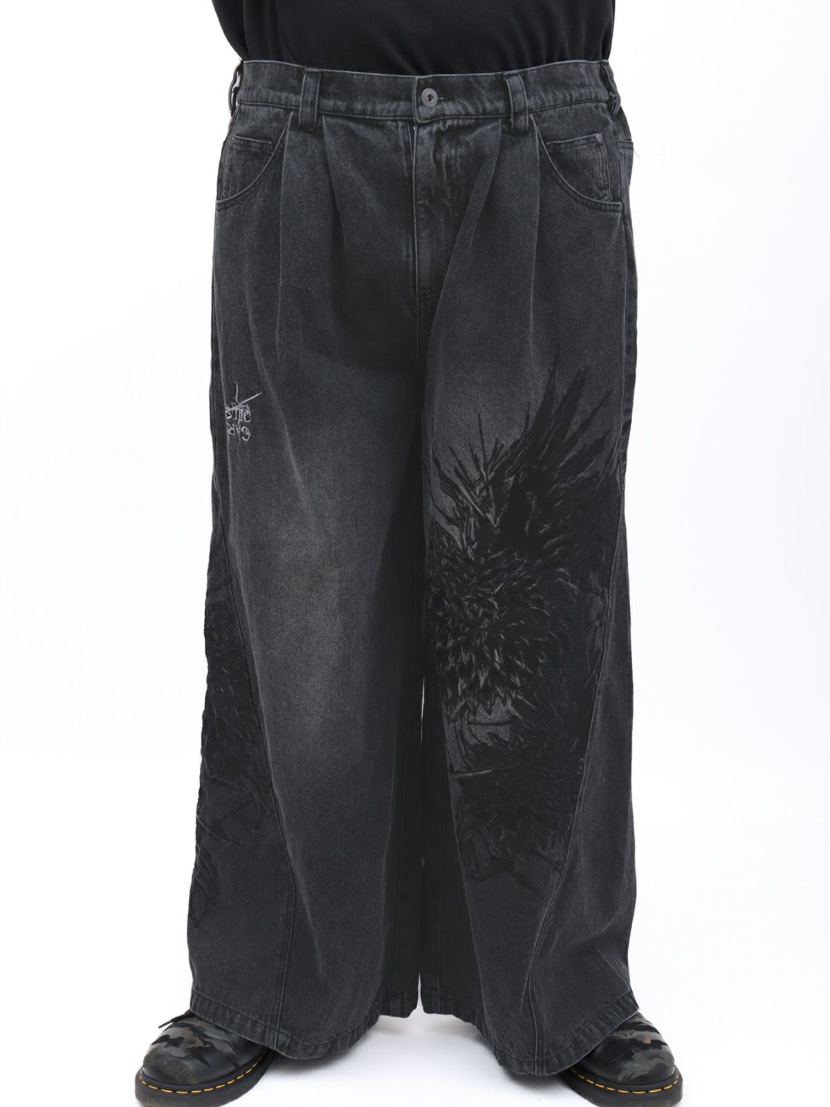 【DRASTIC GARDEN】“フェザーダリア”総刺繍デニムバギーパンツ