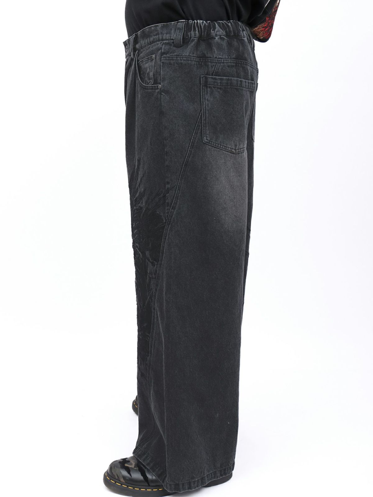 【DRASTIC GARDEN】“フェザーダリア”総刺繍デニムバギーパンツ