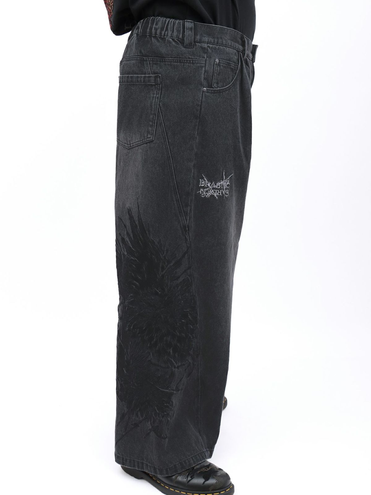 【DRASTIC GARDEN】“フェザーダリア”総刺繍デニムバギーパンツ