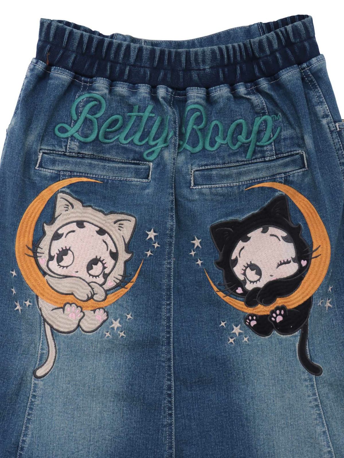 【BETTY BOOP】“黒猫&白猫ベイビーベティ”総刺繍ストレッチデニム切替ロングスカート〔別注〕