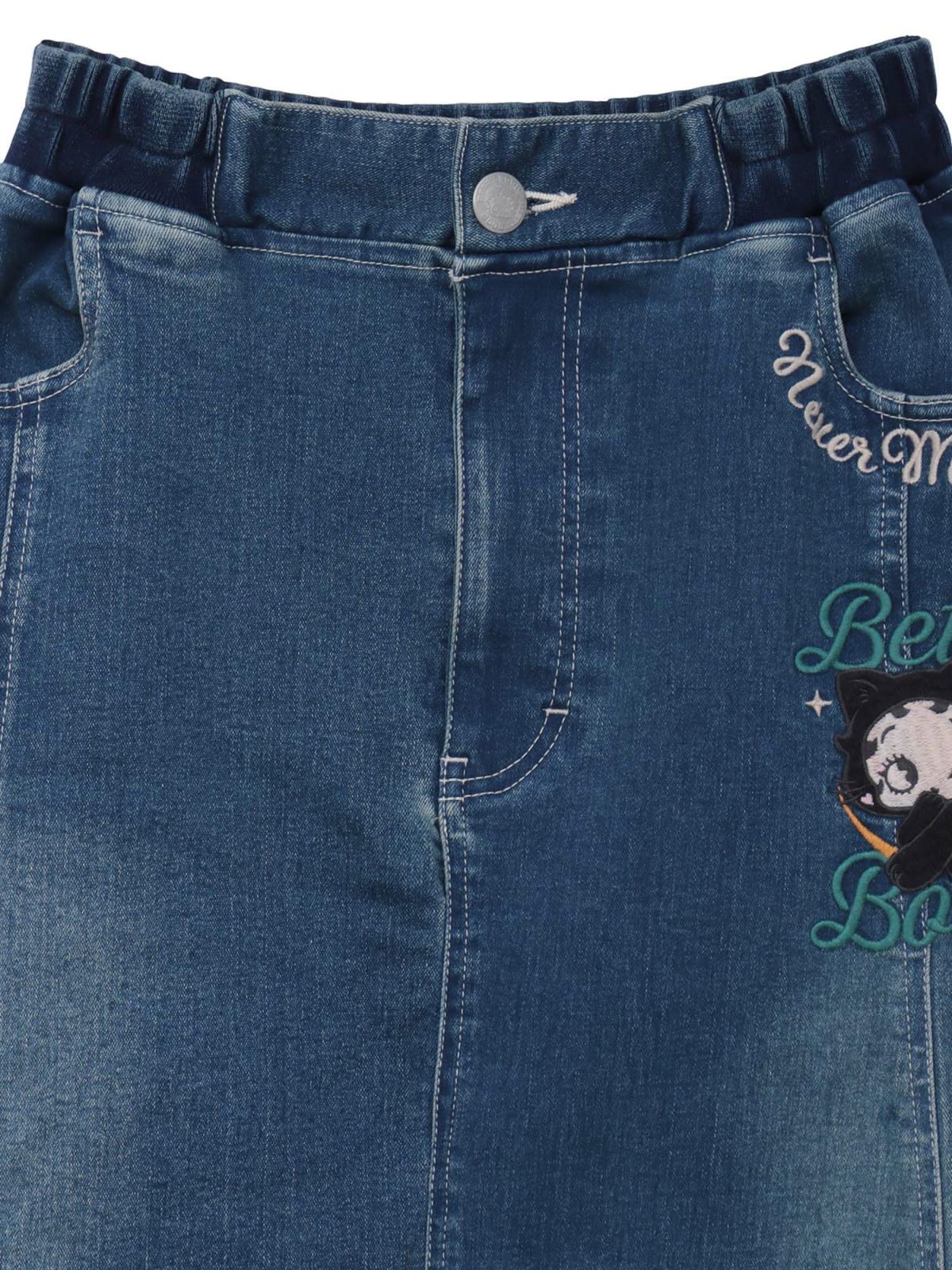 【BETTY BOOP】“黒猫&白猫ベイビーベティ”総刺繍ストレッチデニム切替ロングスカート〔別注〕