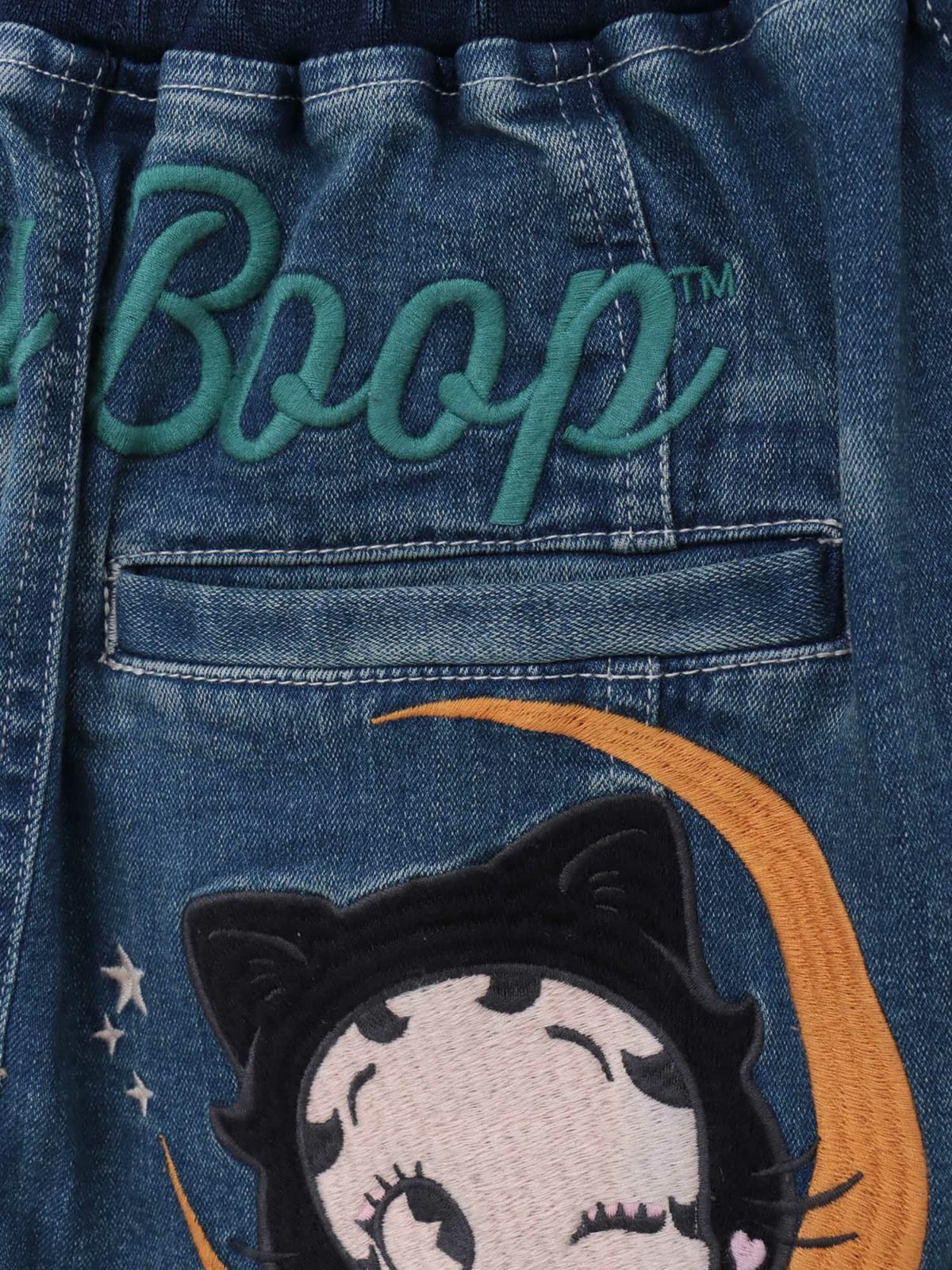 【BETTY BOOP】“黒猫&白猫ベイビーベティ”総刺繍ストレッチデニム切替ロングスカート〔別注〕
