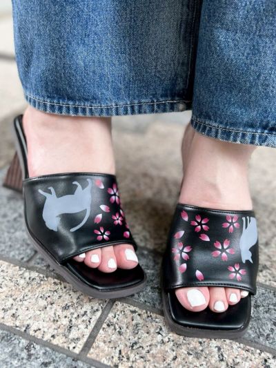 ≪33%OFF≫桜猫ステンシルプリント スクエアヒールサンダル≪返品・取寄対応不可≫