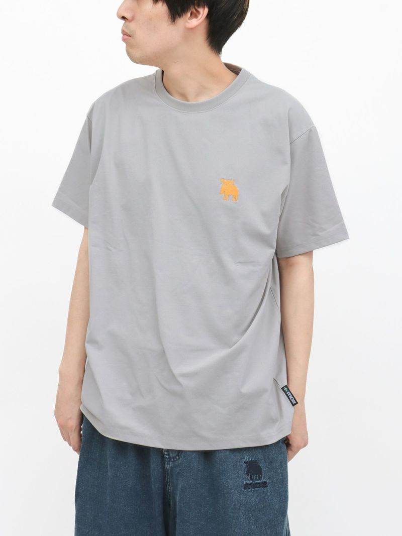 【moz】エルク ワンポイント刺繍バックプリントTシャツ〔別注〕
