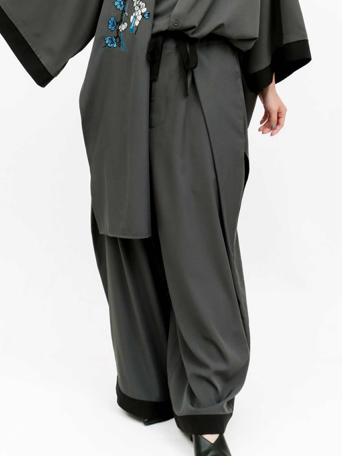 【雅結 -EN-】“狐面”総刺繍ハカマワイドパンツ