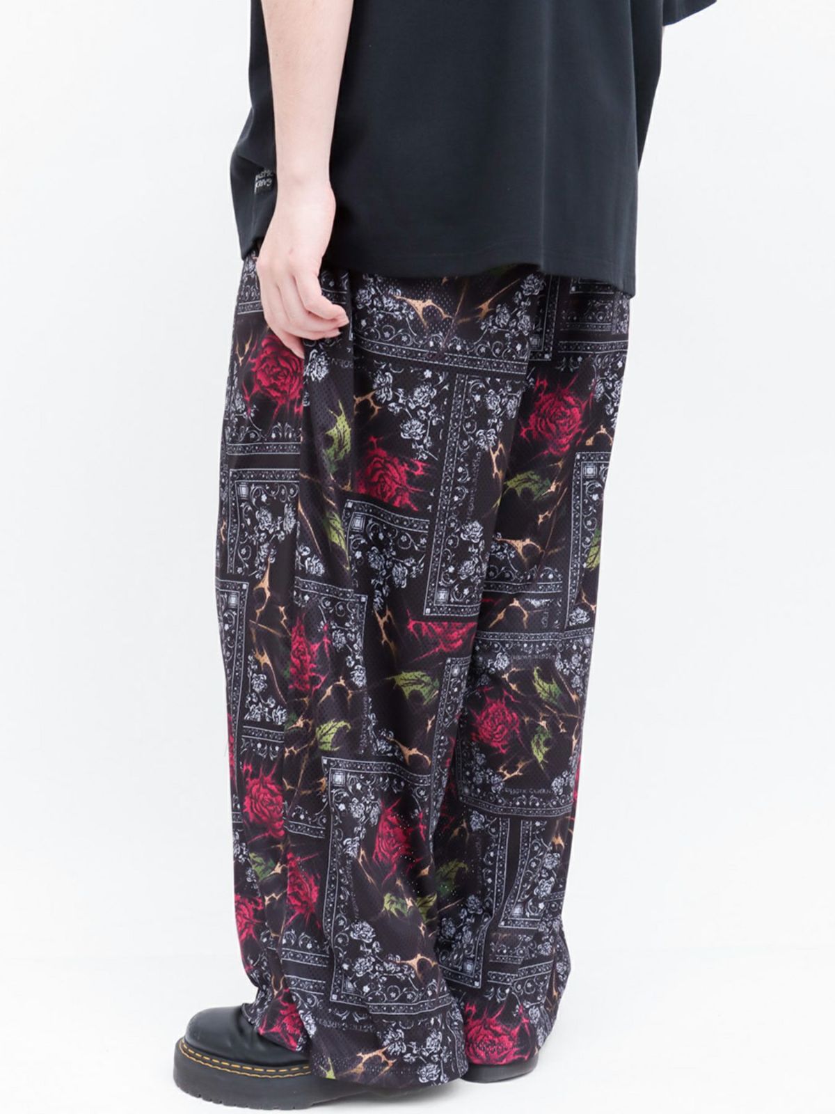 【DRASTIC GARDEN】“稲妻の薔薇”メッシュ素材バンダナ総柄ワイドパンツ