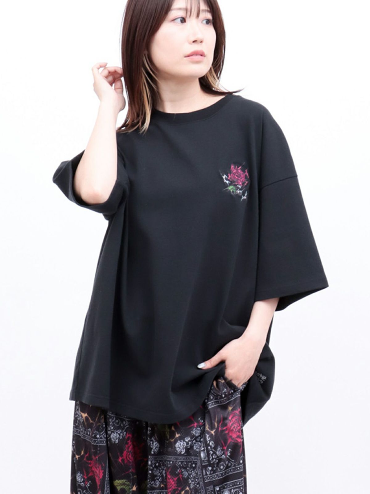 【DRASTIC GARDEN】“稲妻の薔薇”ワンポイント刺繍Tシャツ