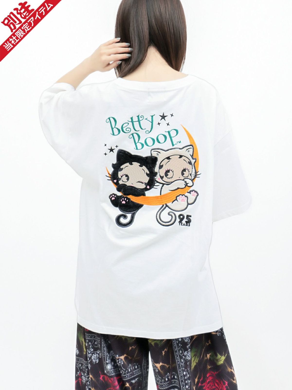 【BETTY BOOP】“黒猫&白猫ベイビーベティ”刺繍入りTシャツ〔別注〕
