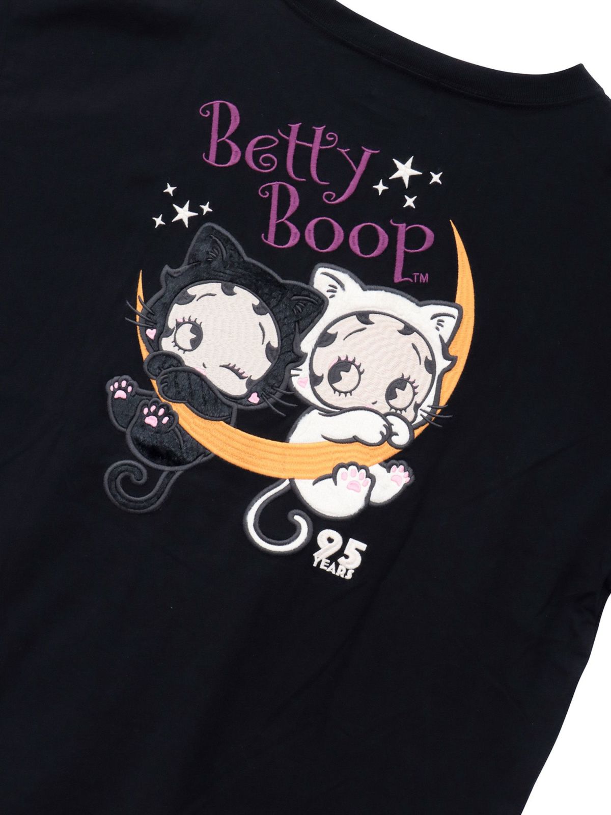 【BETTY BOOP】“黒猫&白猫ベイビーベティ”刺繍入りTシャツ〔別注〕