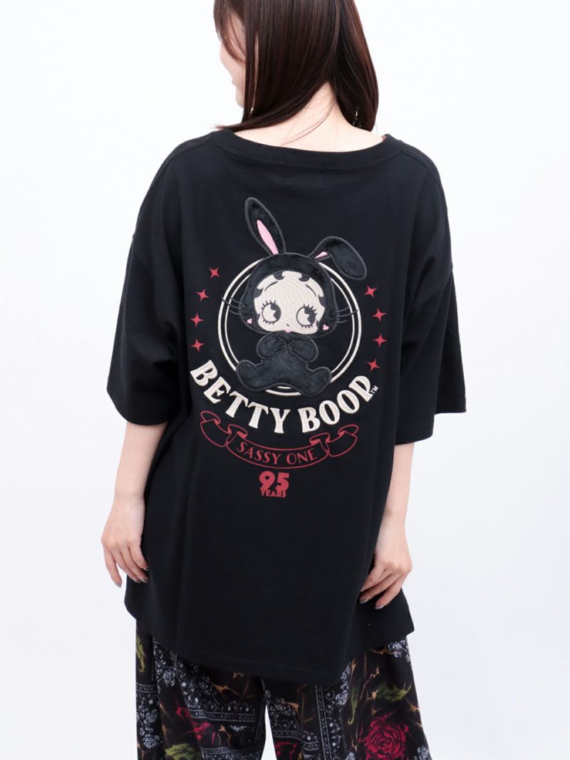 【BETTY BOOP】“黒うさぎベイビーベティ”刺繍入りTシャツ〔別注〕