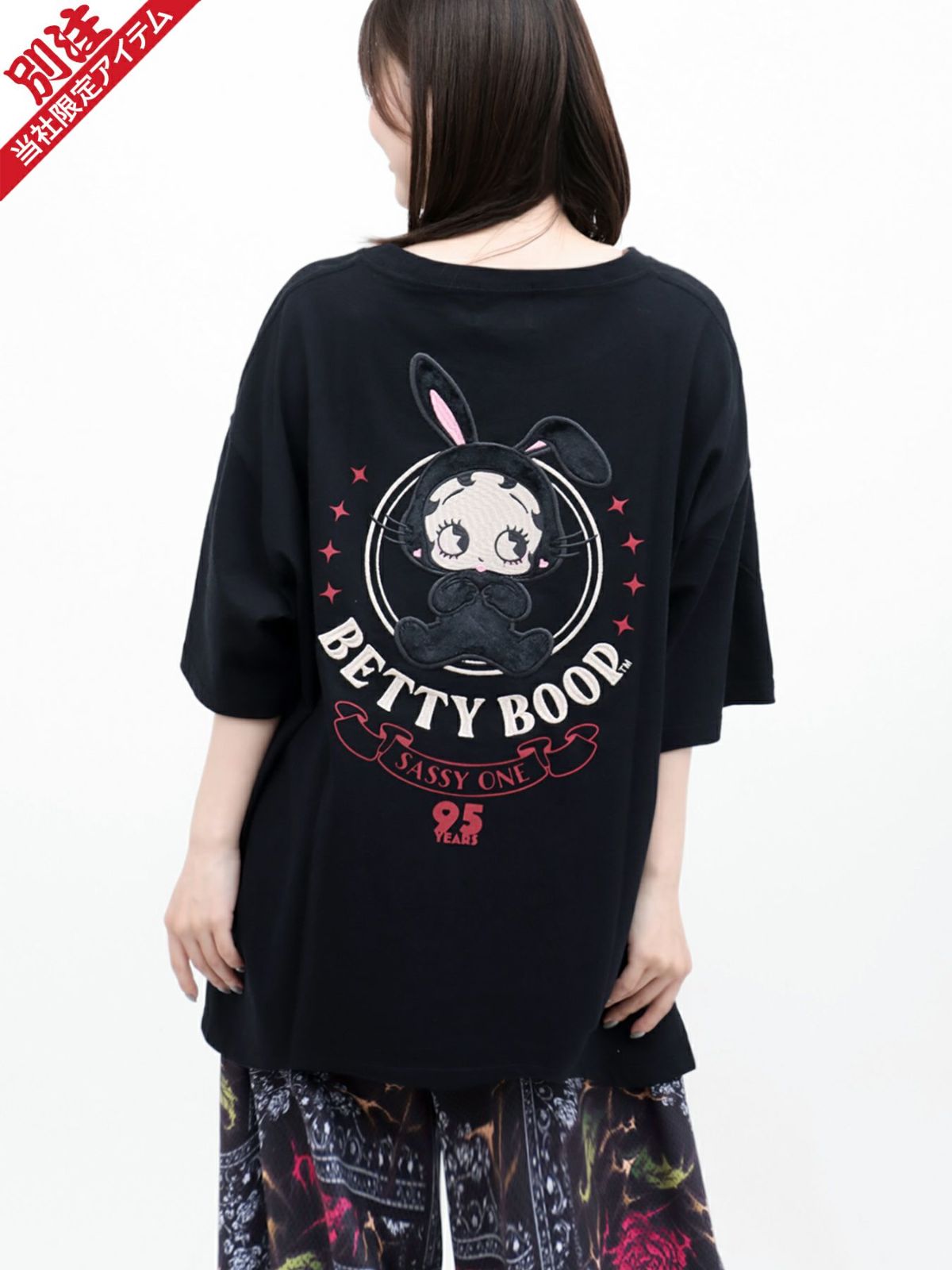 【BETTY BOOP】“黒うさぎベイビーベティ”刺繍入りTシャツ〔別注〕