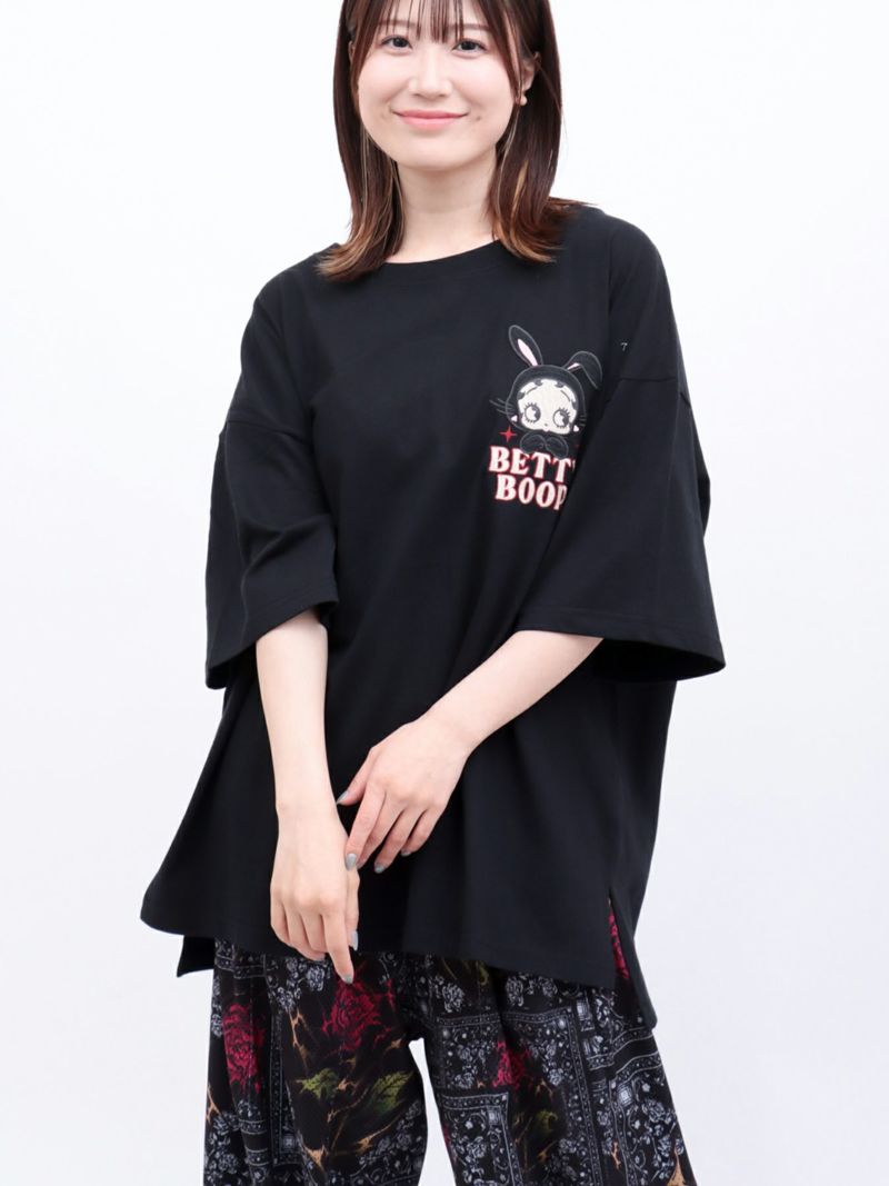 【BETTY BOOP】“黒うさぎベイビーベティ”刺繍入りTシャツ〔別注〕