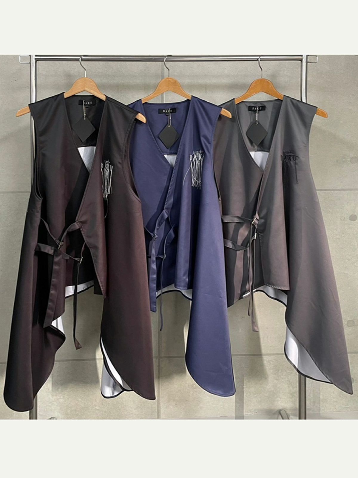 【DAKU】カラス刺繍イレヘムベスト