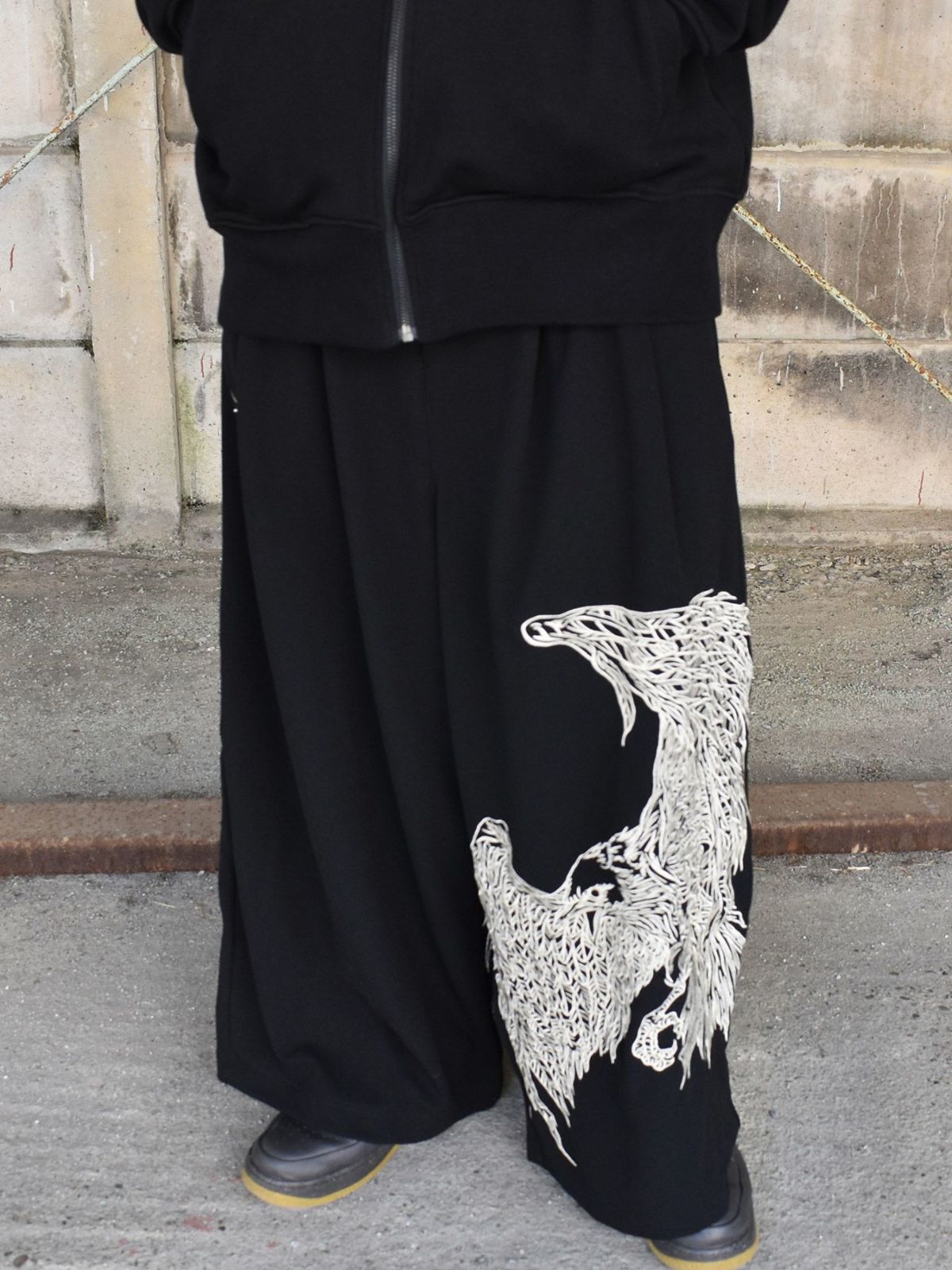 【DAKU】“CROW”総刺繍ワイドパンツ