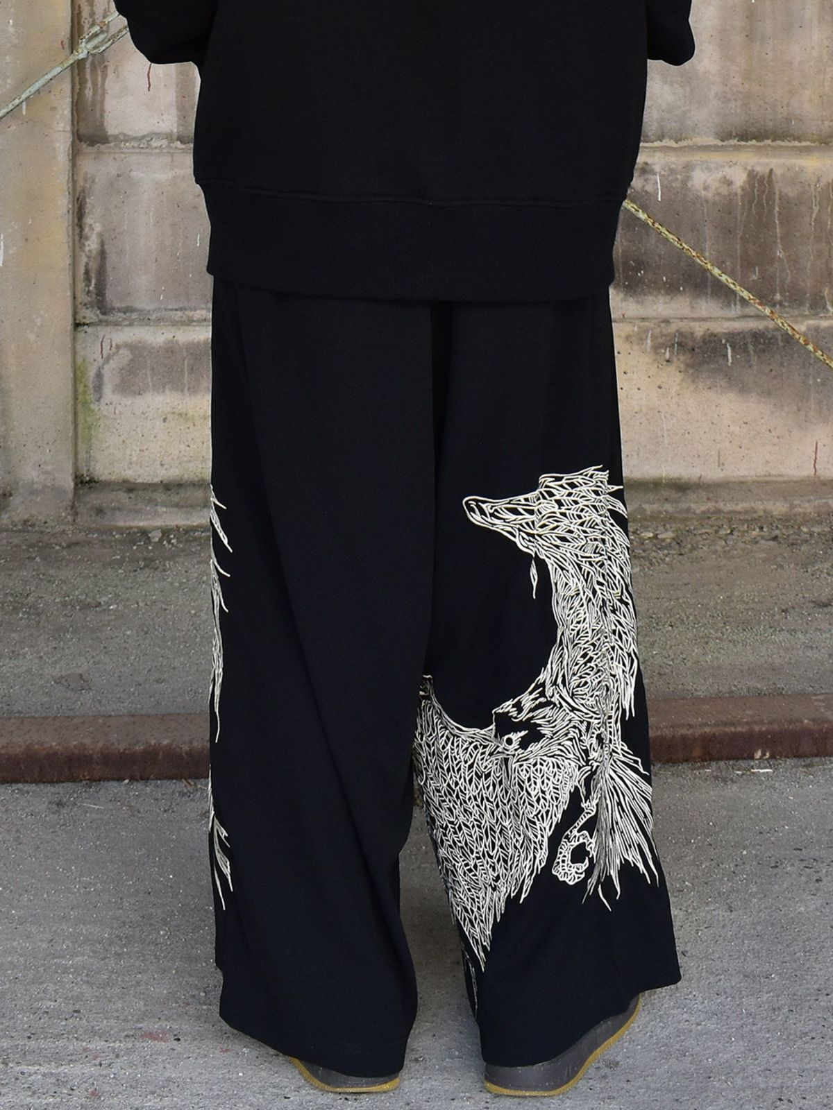 【DAKU】“CROW”総刺繍ワイドパンツ