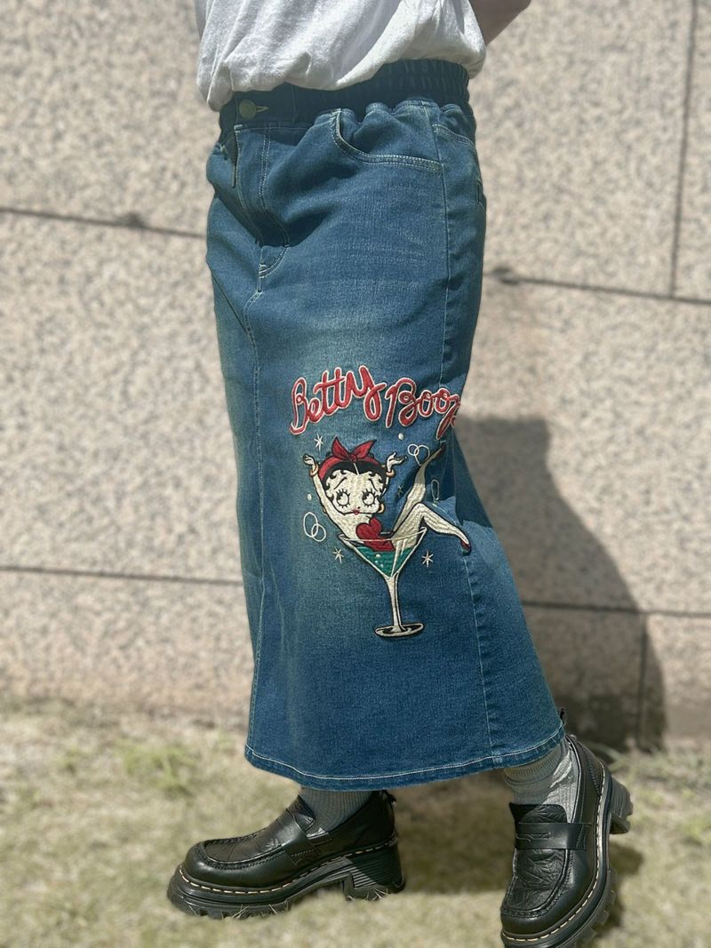 【BETTY BOOP】“カクテルベティ”総刺繍ストレッチデニム ロングスカート