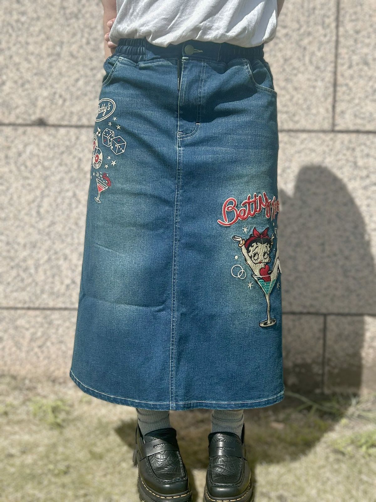 【BETTY BOOP】“カクテルベティ”総刺繍ストレッチデニム ロングスカート