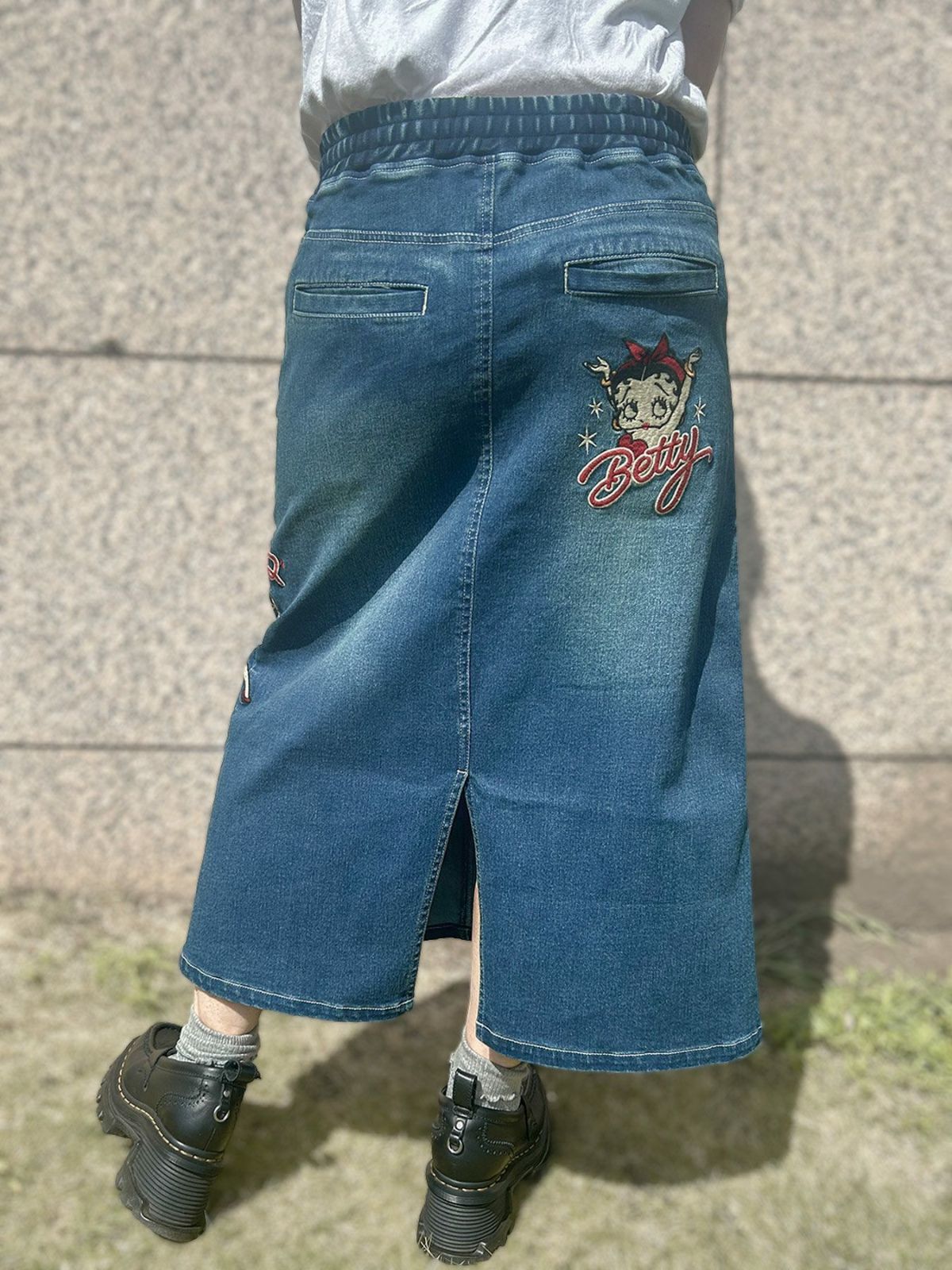 【BETTY BOOP】“カクテルベティ”総刺繍ストレッチデニム ロングスカート