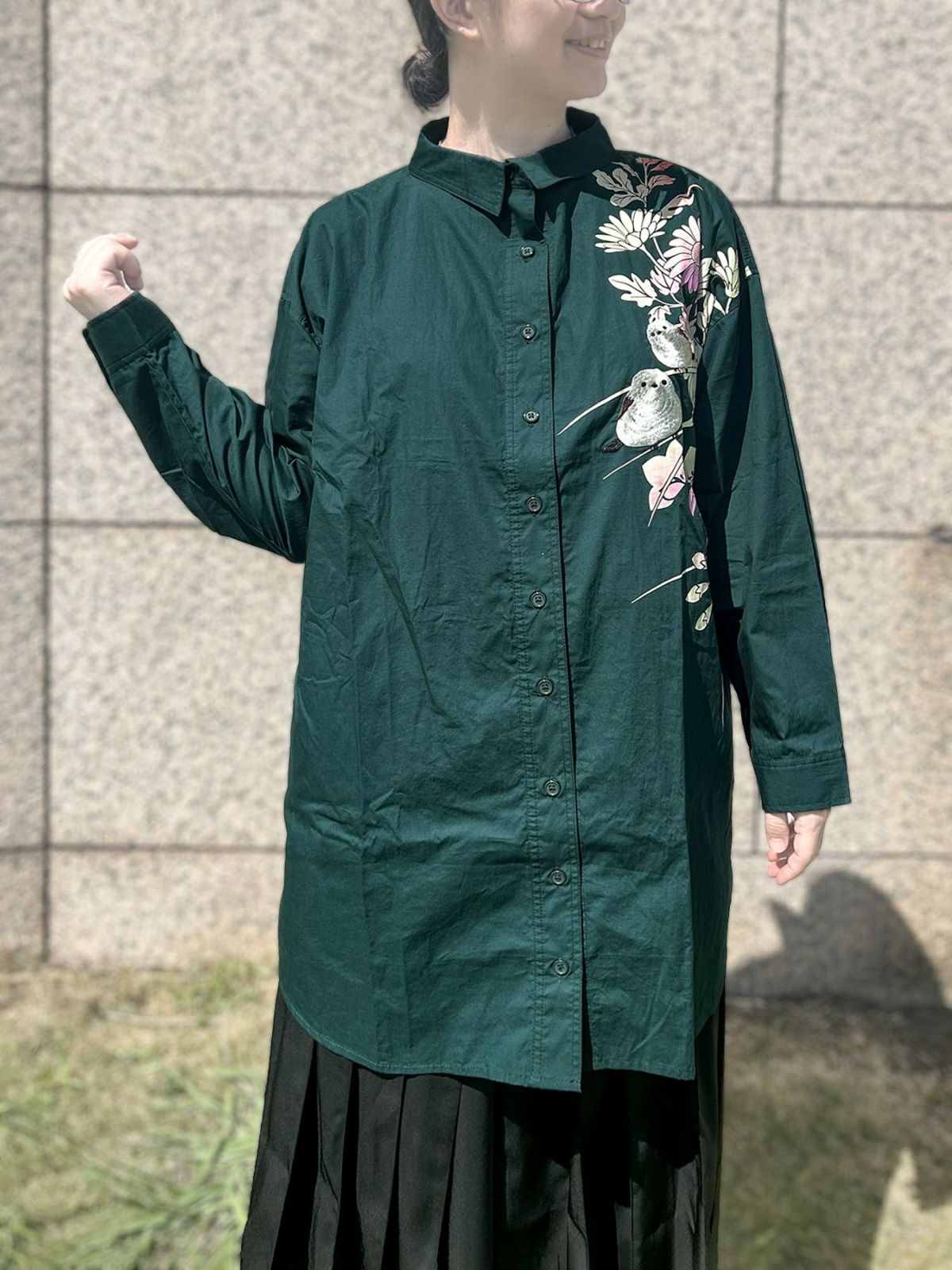 【雅結×錦】“シマエナガと秋の草花”刺繍入りロングシャツ〔別注〕