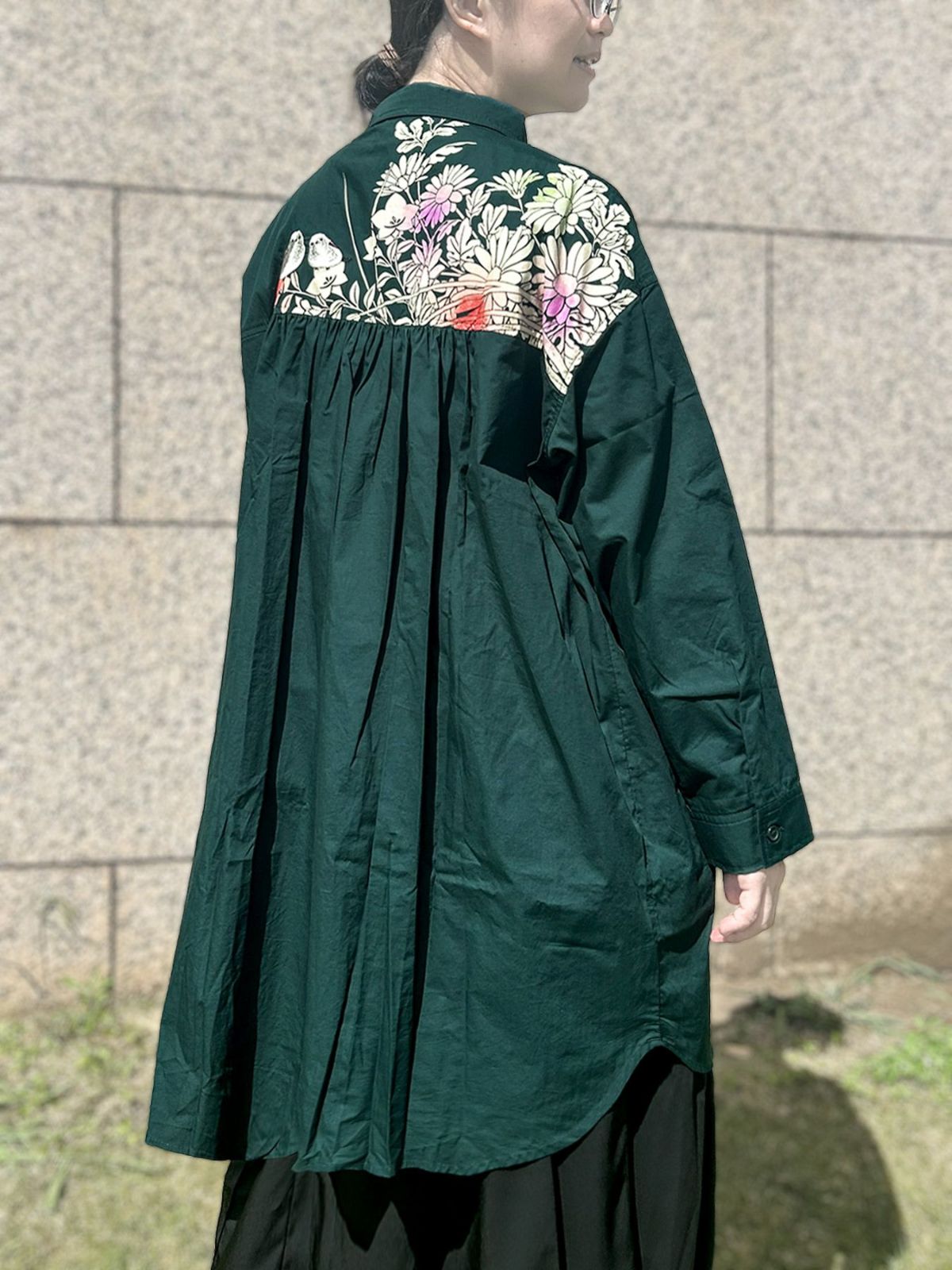 【雅結×錦】“シマエナガと秋の草花”刺繍入りロングシャツ〔別注〕